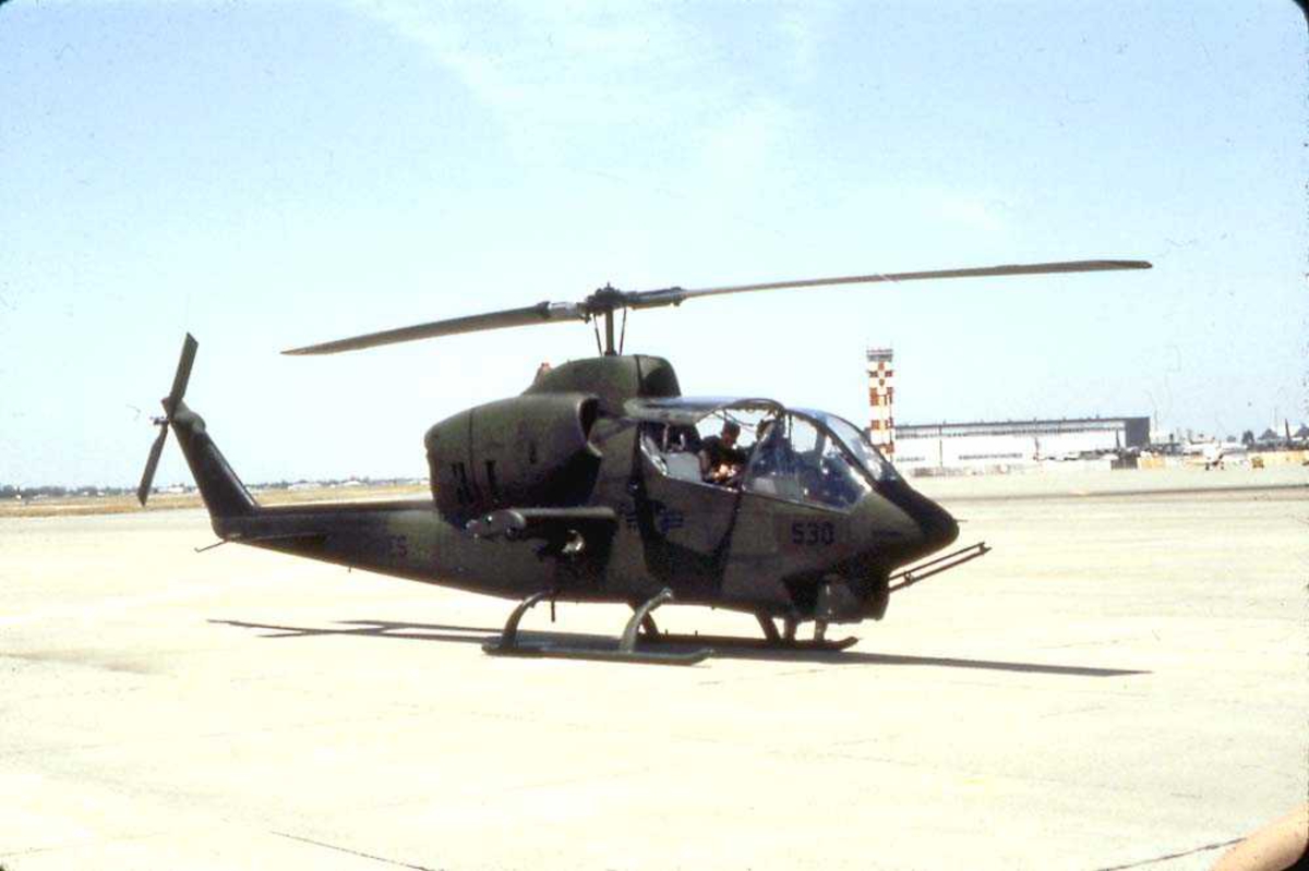 Lufthavn. Ett helikopter på bakken, Bell 209 AH-1T Sea Cobra.