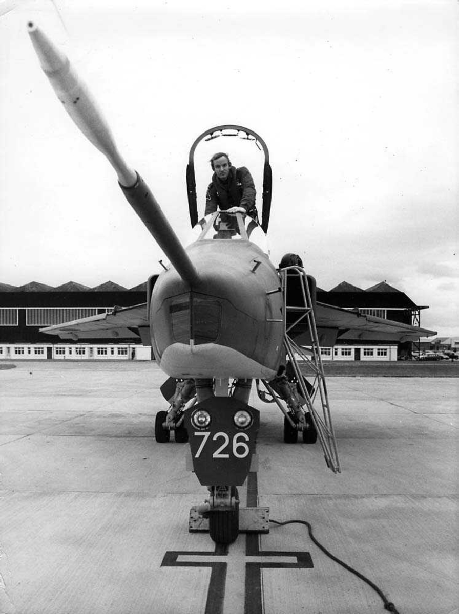 Lufthavn. Ett fly på bakken, Jaguar G.R. Mk 1. En person i cockpitåpningen. Bygning i bakgrunnen.