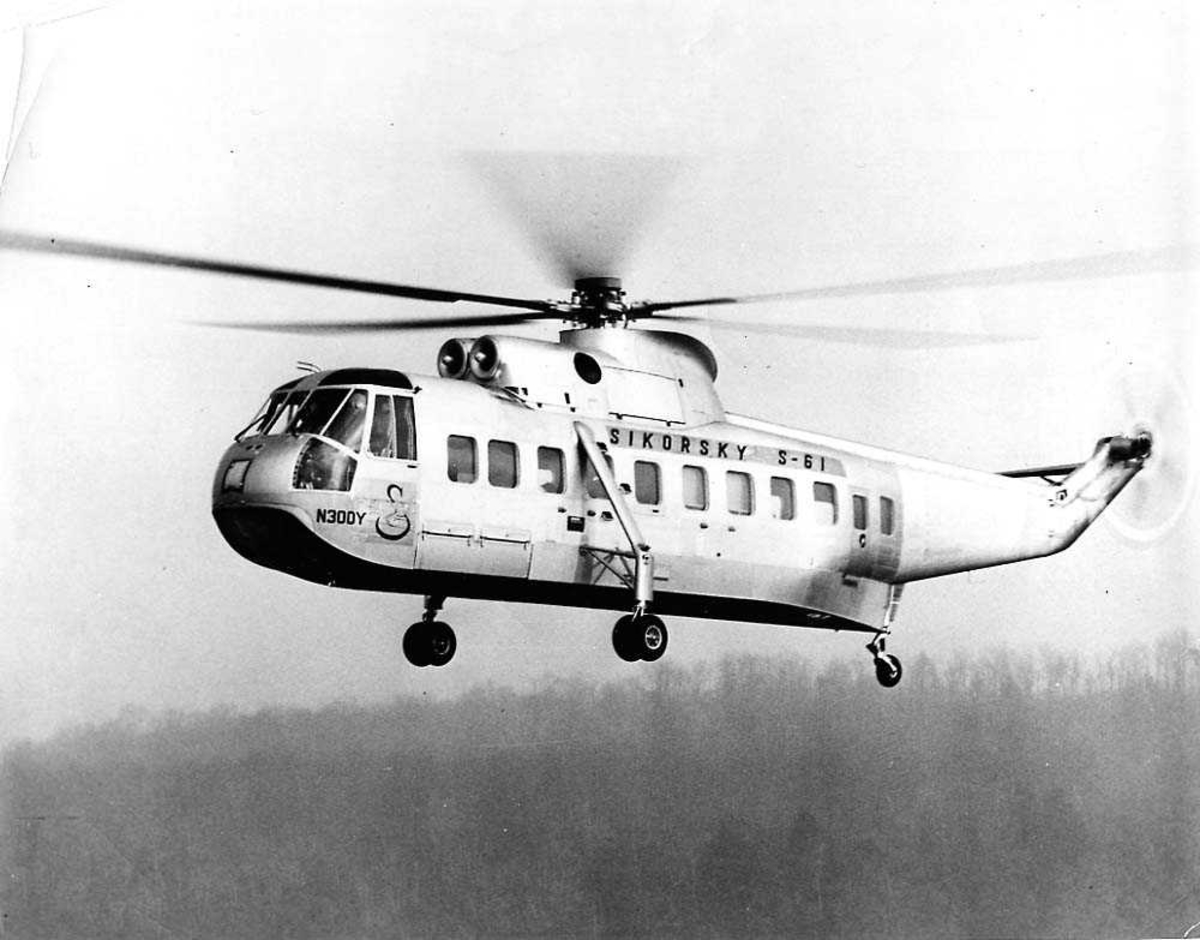 Luftfoto. Ett helikopter i luften, Sikorsky S-61L, N300Y.