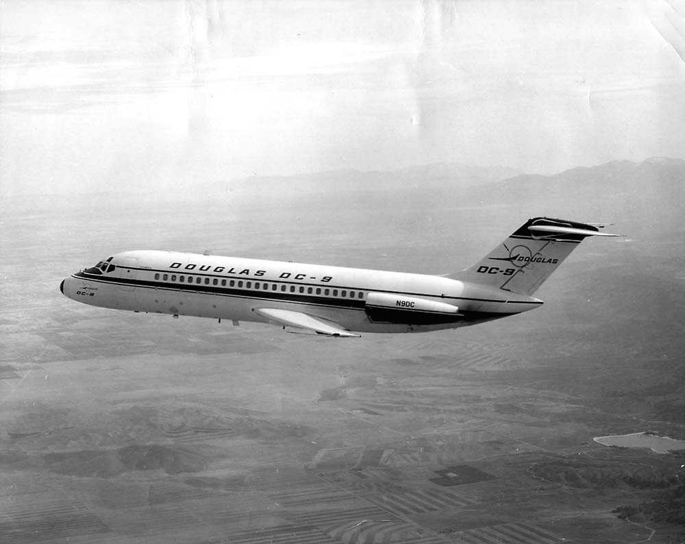 Luftfoto. Ett fly i luften, Douglas DC-9 (prototype). - Norsk ...