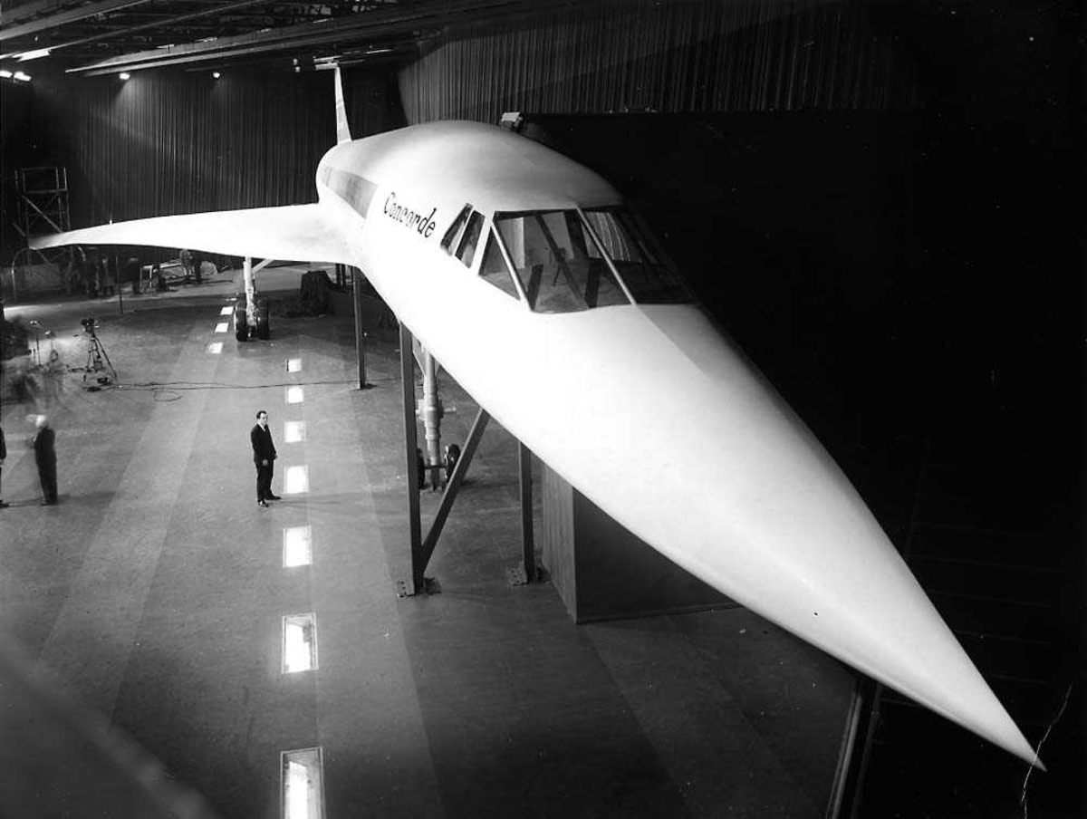 Ett fly inne i en hangar, Concorde.