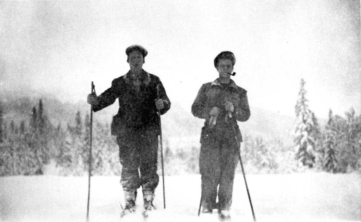 Portrett. To personer som har ski på beina. Snø på bakken.