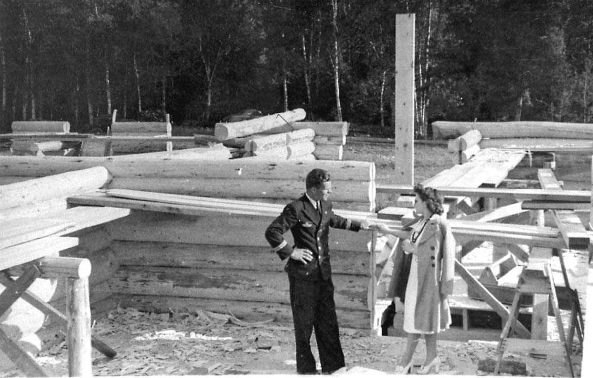 To personer som står på en byggeplass.