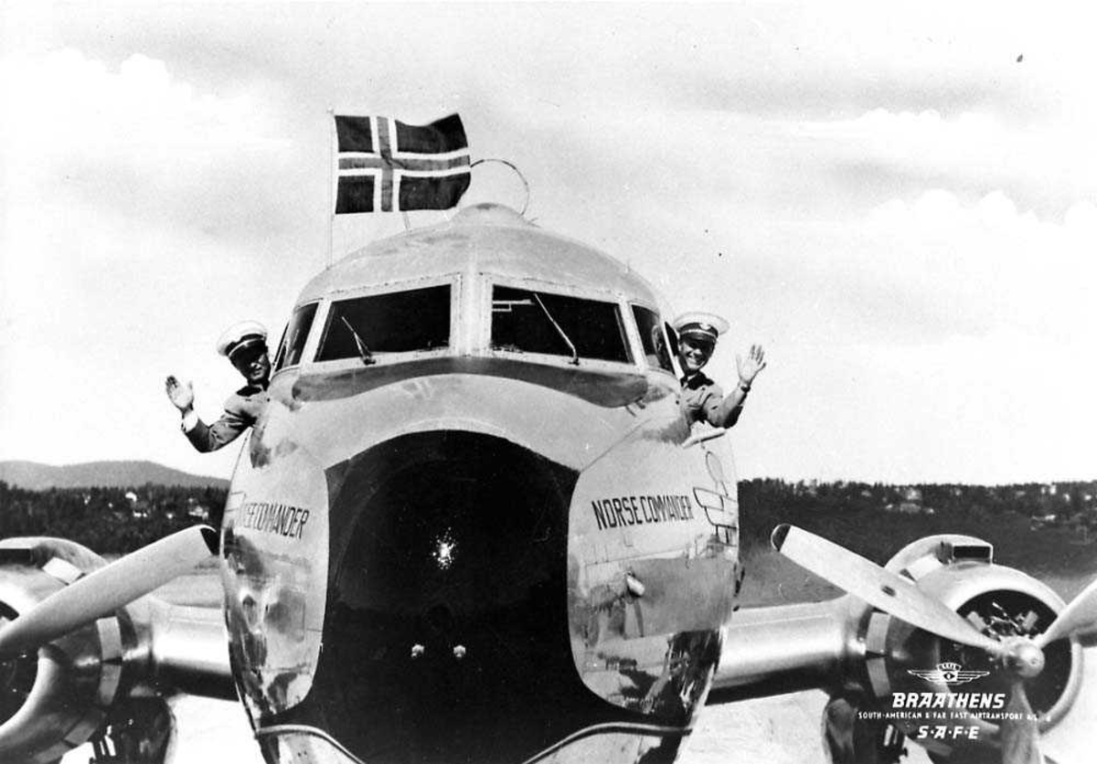 Et fly på bakken "Norse comander" fra Braathens SAFE. To flygere som stikker hodet ut av cockpiten og vinker. Et norsk flagg på toppen.
