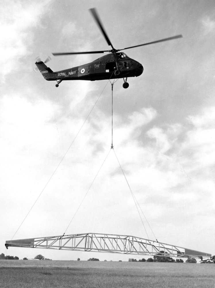 Ett helikopter i luften. Westland Wessex HAS.Mk 1, XM326 Royal Navy. Løfter metallskjelett