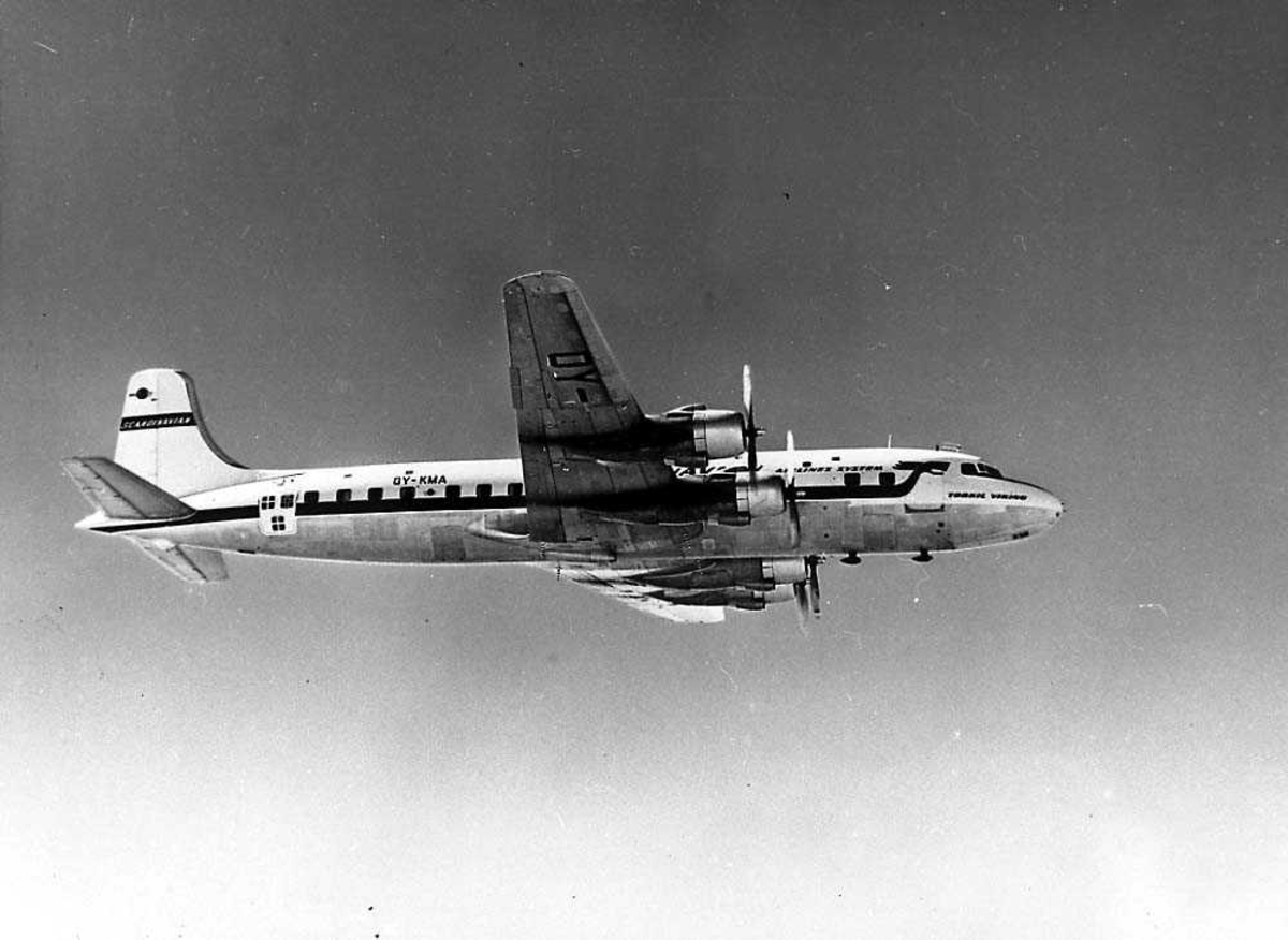 Luftfoto. Ett fly i luften, Douglas DC-6B OY-KMA "Torkil Viking" fra SAS.