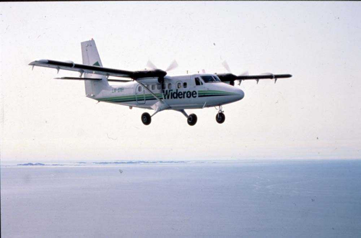 Luftfoto. Ett fly, LN-BNH DHC-6-300 fra Widerøe