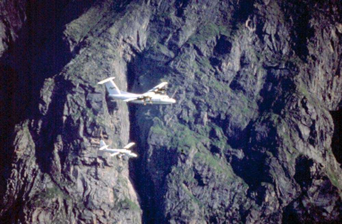 Luftfoto. Lofoten. To fly, LN-BNH, DHC-6-300 Twin Otter og LN-WFG, DHC-7-102 Dash 7 fra Widerøe.
