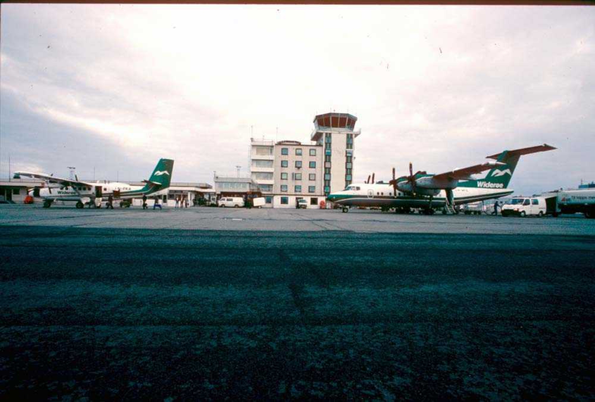 Lufthavn/Flyplass. Bodø. To fly, LN-WFE, De Havilland Canada DHC-7-102 ...