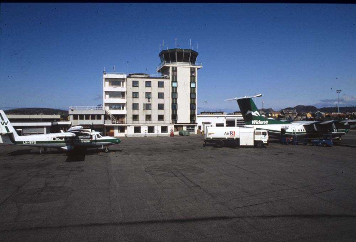 Lufthavn/Flyplass. Bodø. To fly, LNWFE, De Havilland Canada DHC-7-102 Dash 7 og LNWFD, De Havilland Canada DHC-6-300 Twin Otter.