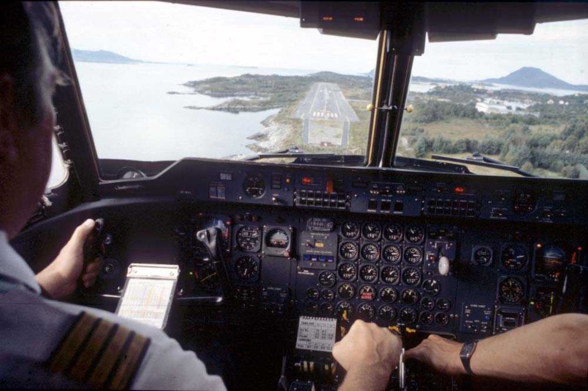 Cockpit. Flykaptein (flyger/pilot) . Florø. Landing Runway 25. Ett fly, 
De Havilland Canada DHC-7-102 Dash7 fra Widerøe.