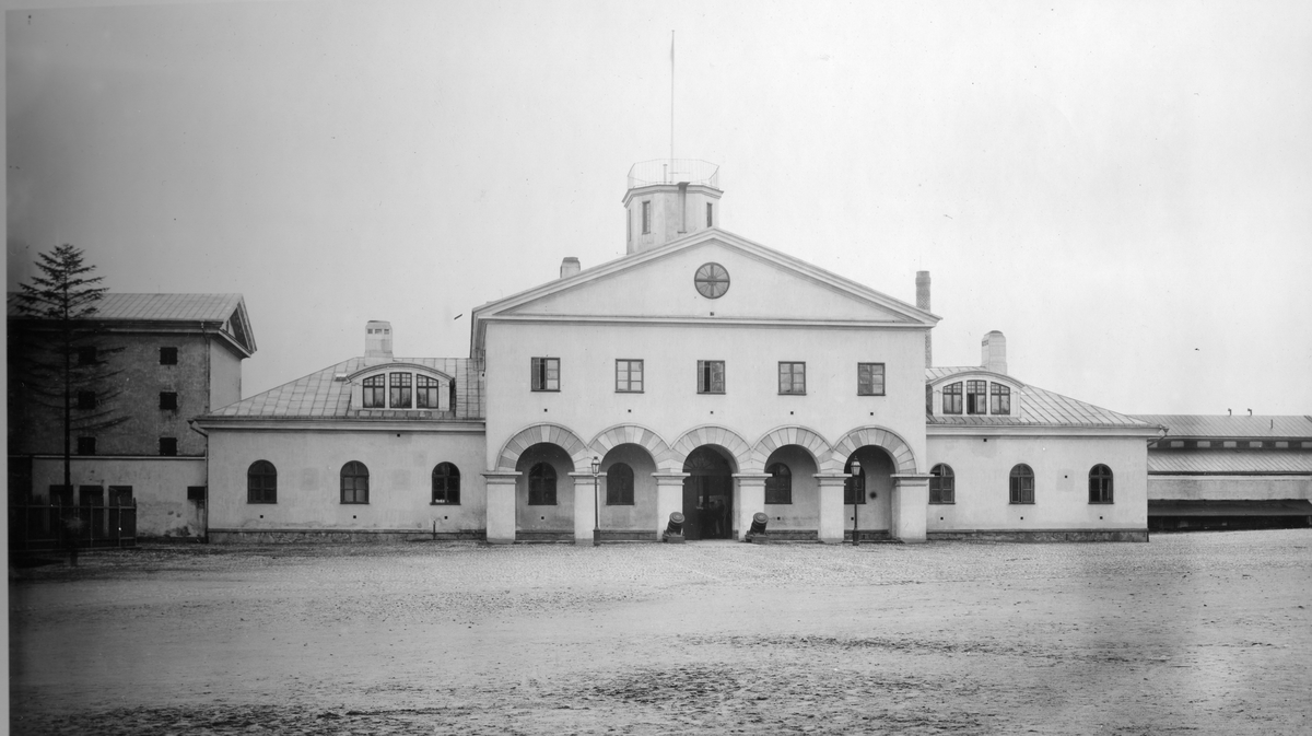 På bilden syns högvakten - byggnaden var ingången till örlogsbasen i Karlskrona.