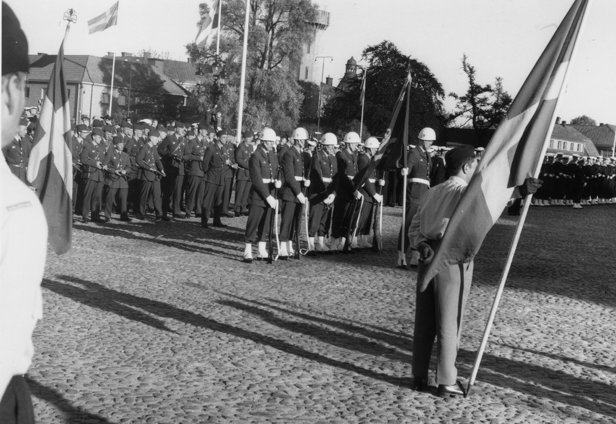 Bilden visar en militär ceremonie på stortorget i Karlskrona.