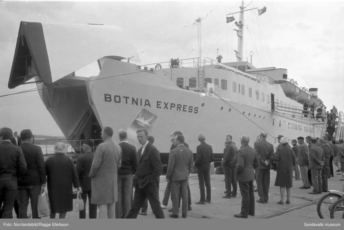 Finlandsfärjan Botnia Express i Sundsvalls hamn. - Sundsvalls museum /  DigitaltMuseum