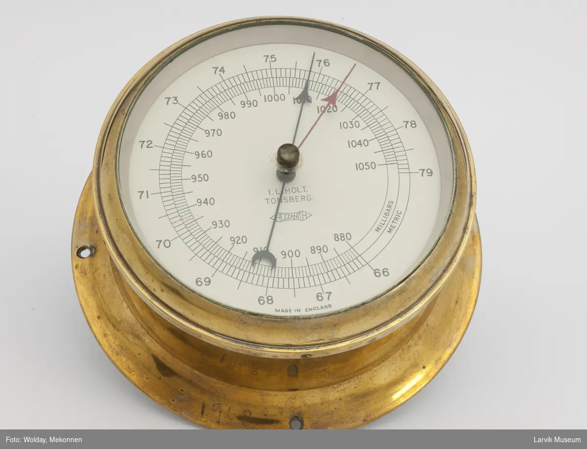 Anaroid barometer, merket i mm. og m.bar.