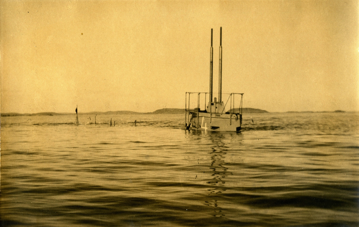 Motiv: Foto av undervannsbåten A 4 under trimming i 1915