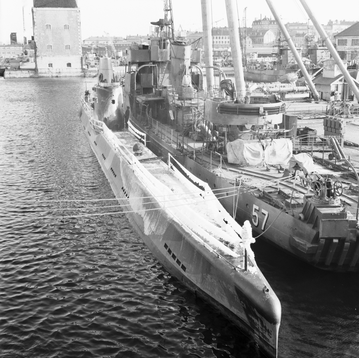 Ubåten Sälen (sjösatt 1955) som ligger förtöjd längs minsveparen HMS Sandön (sjösatt 1940)