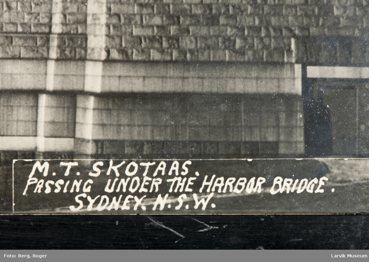 M.T. Skotaas av Larvik passerer under Harbor Bridge, Sidney.