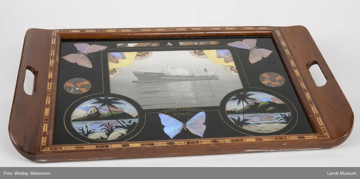 Brett med treramme og glass. Plate dekorert med sommerfugler og foto av "Polarglimt".