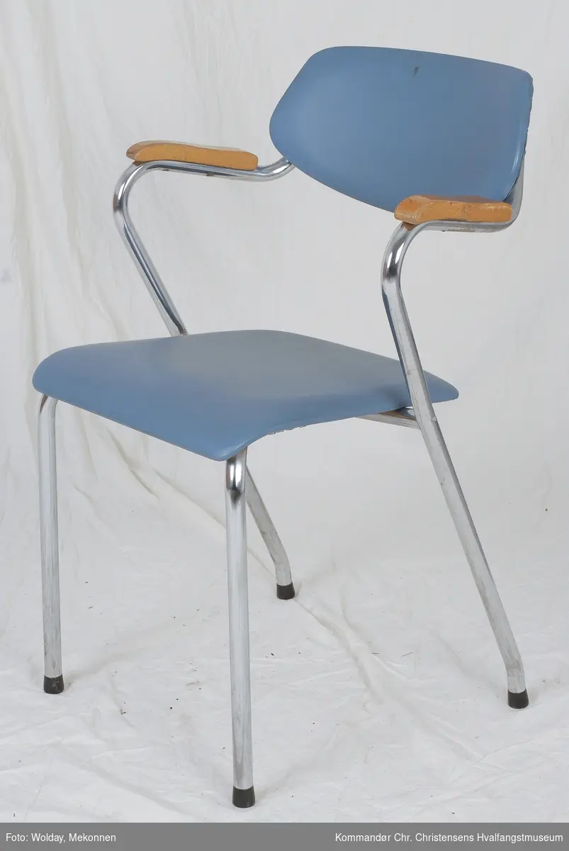 Stolen består av en stålramme med skummgummistoppet sete og rygg med lyseblått skaitrekk.