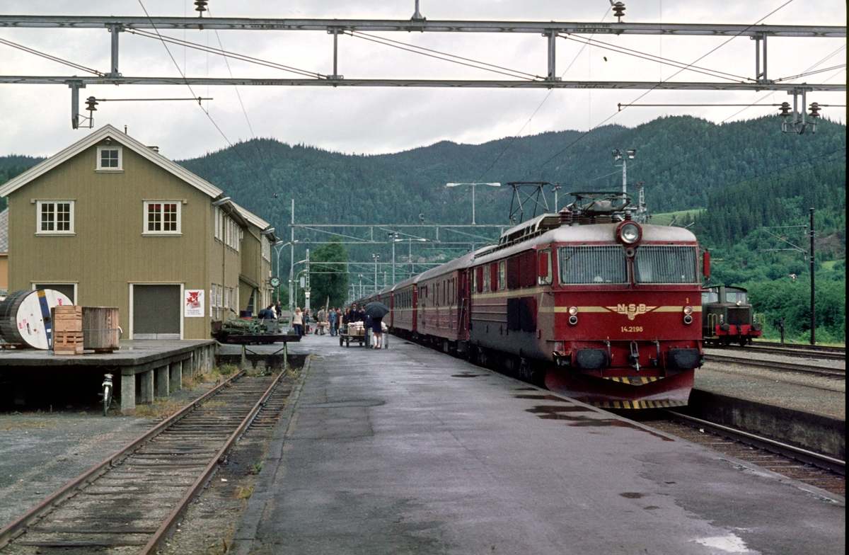 Ekspresstog 404 (Trondheim -Oslo o/Dovre) ankommer Støren med NSB elektrisk lokomotiv El 14 2198.