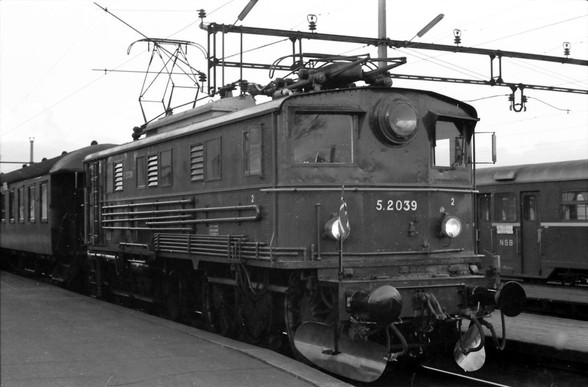 NSB elektrisk lokomotiv El 5 2039. Ekstratog for Norsk Jernbaneklubb.