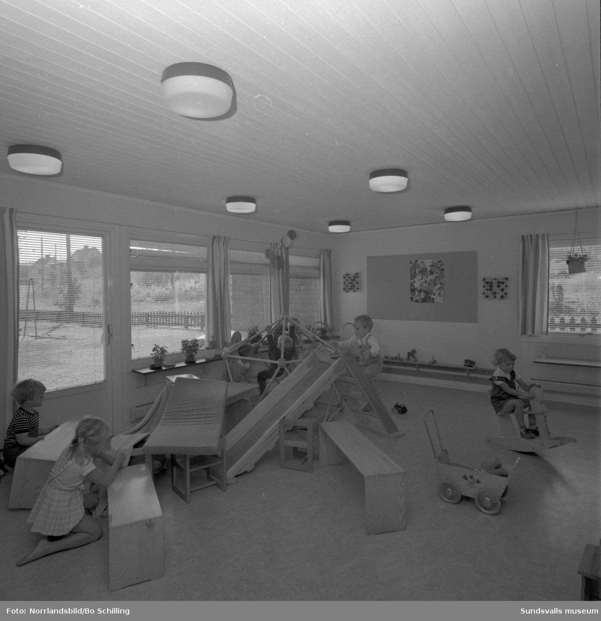 Exteriör- och interiörbilder från barnstugan på Skönsmon. Fotograferat för centrala byggnadskommittén.