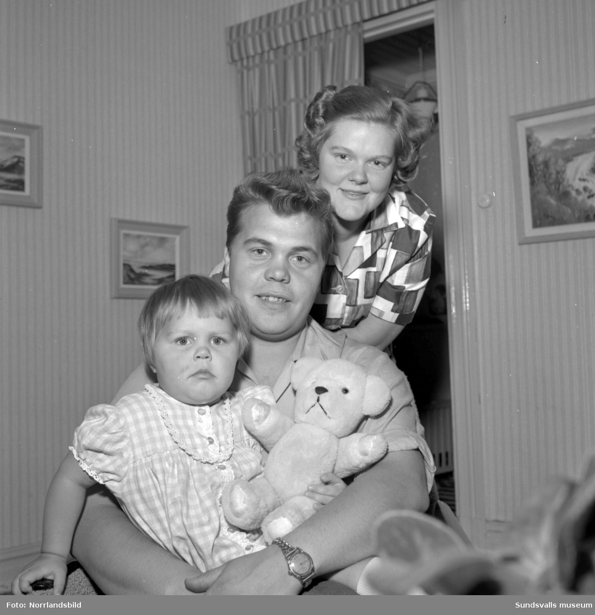 Reportage om att bo i Stenstaden. Familjen Lilian och Sven Andersson med dotter.
