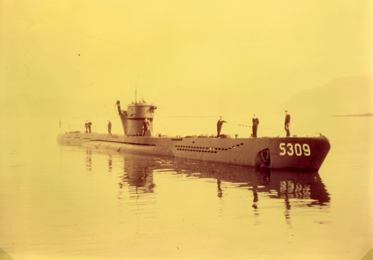 Motiv: Foto undervannsbåten S309 KNM "Kaura" som tilhører "Kobben" klasse undervannsbåter. I Ramsund 1959; skipssjef:Kapteinløyntnant H B Ellingsen