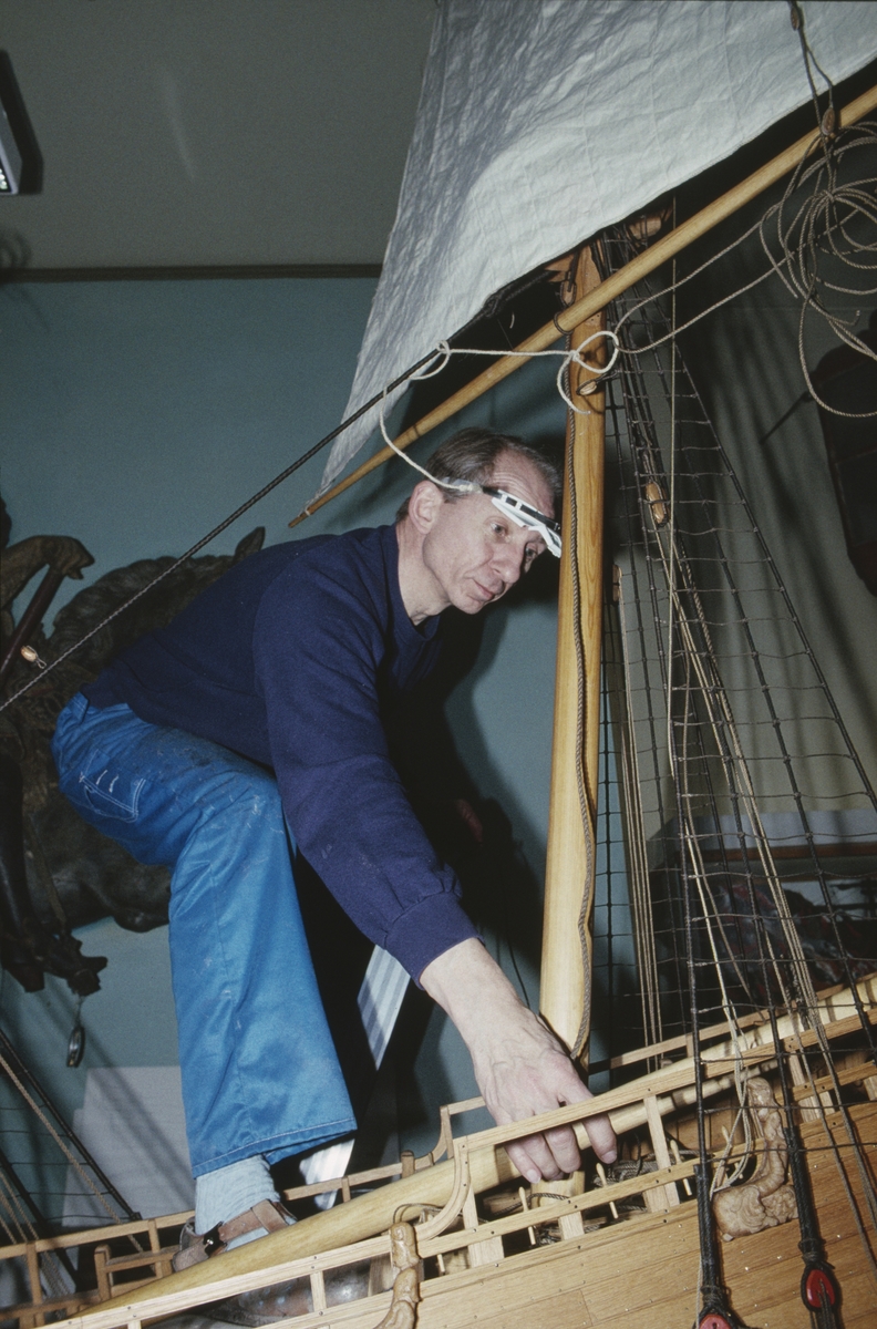 Modellbyggare Göran Forss med Vasa-modellen.