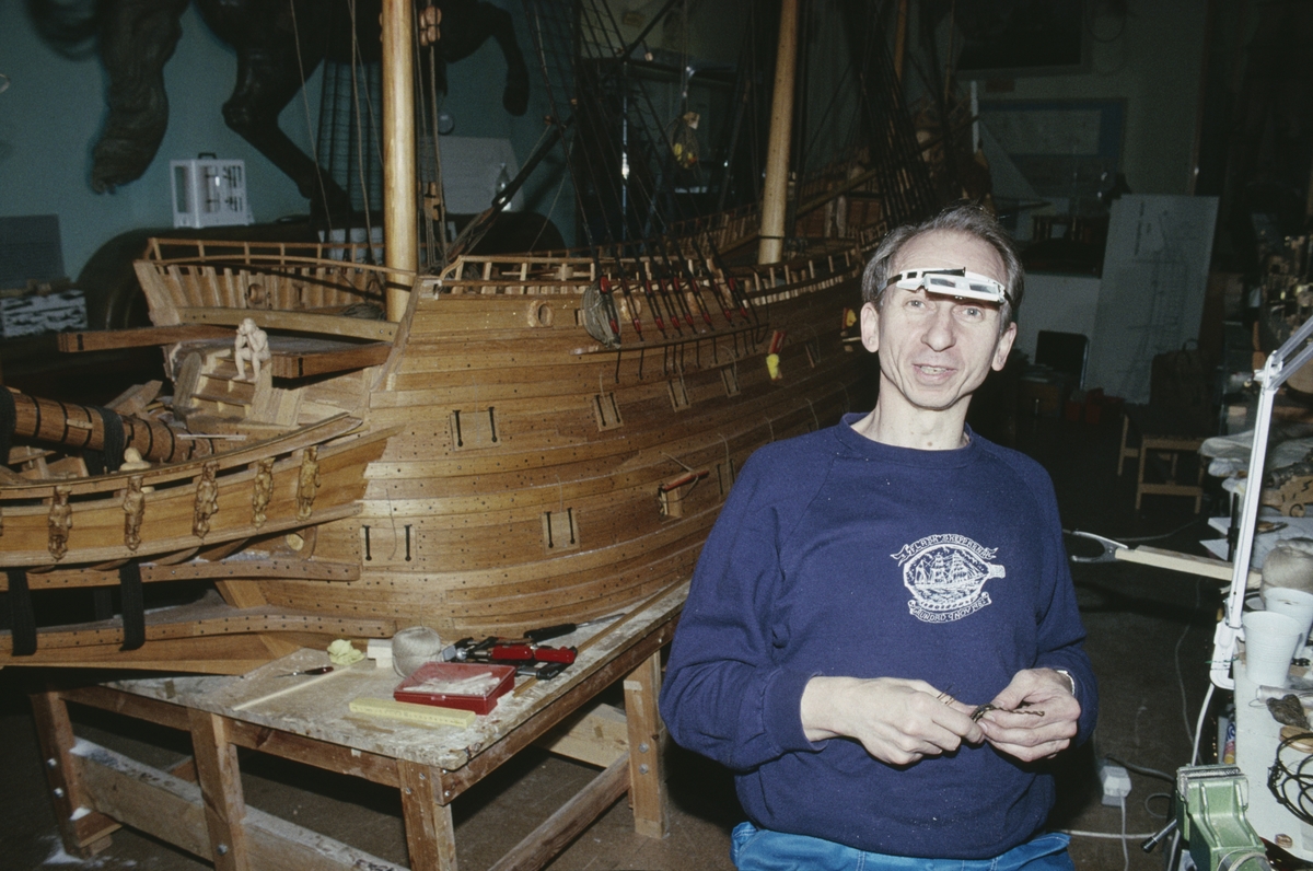 Modellbyggare Göran Forss med Vasa-modellen i bakgrunden.