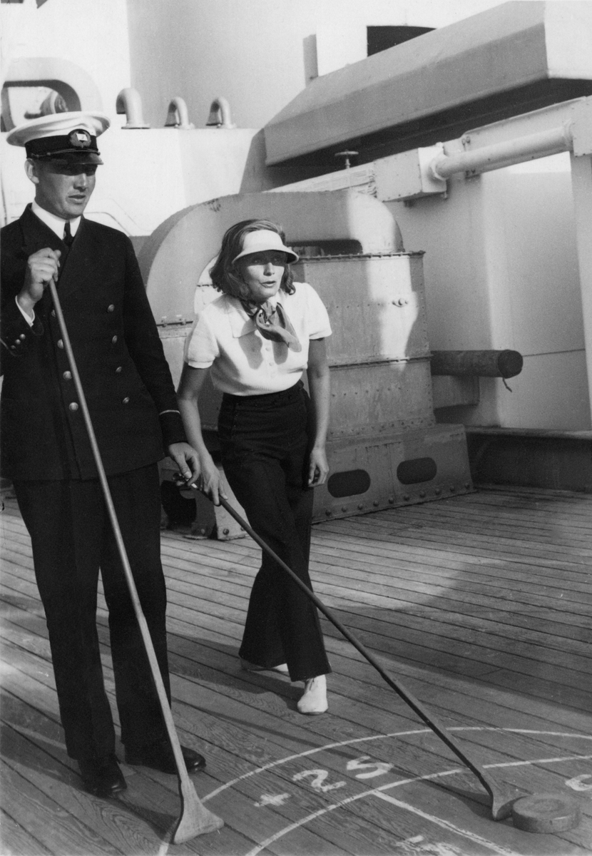 Greta Garbo spelar shuffleboard ombord på ett av Svenska Amerika Liniens fartyg.