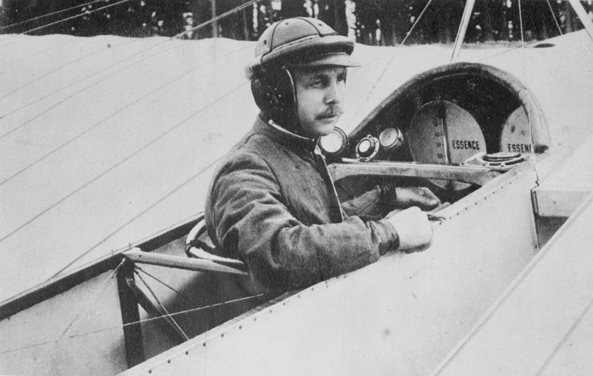 Porträtt. Löjtnant Carl Silow sitter i flygplan Blériot XI vid Carl Cederströms flygskola på Malmen, 1912.