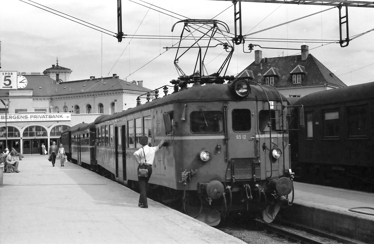 Lokaltog på Oslo V. BM 65A 12.