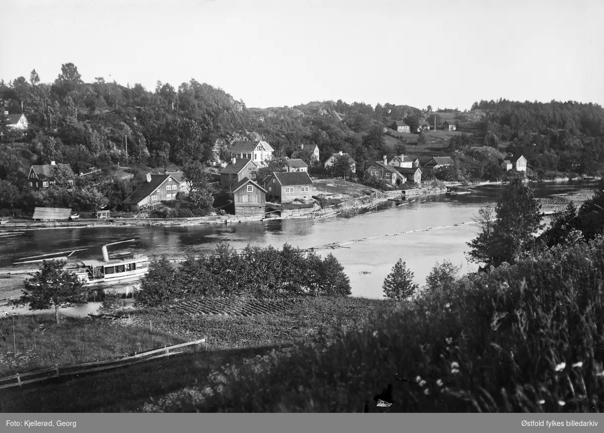 Antakelig et parti fra Nidelva i Øyestad, Arendal med elvebåten "Ferm", den største av de små dampbåtene som trafikkerte strekningen Arendal-Helle
