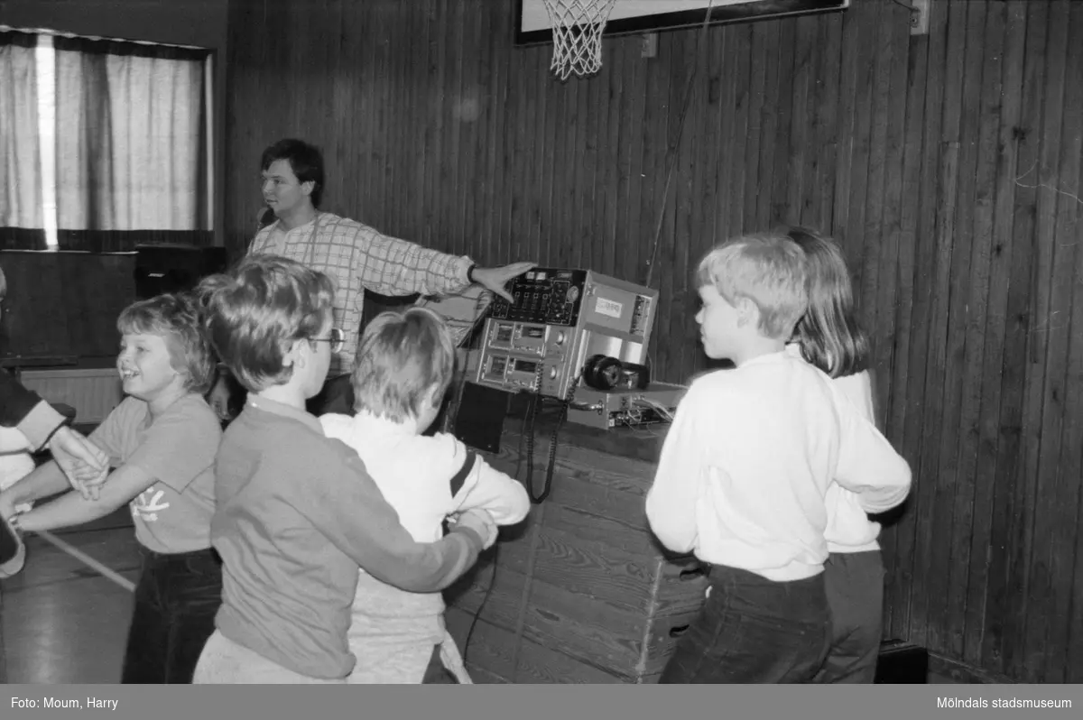 Dansundervisning för skolbarn i Sinntorpsskolans gymnastiksal. Lindome, år 1985.

För mer information om bilden se under tilläggsinformation.
