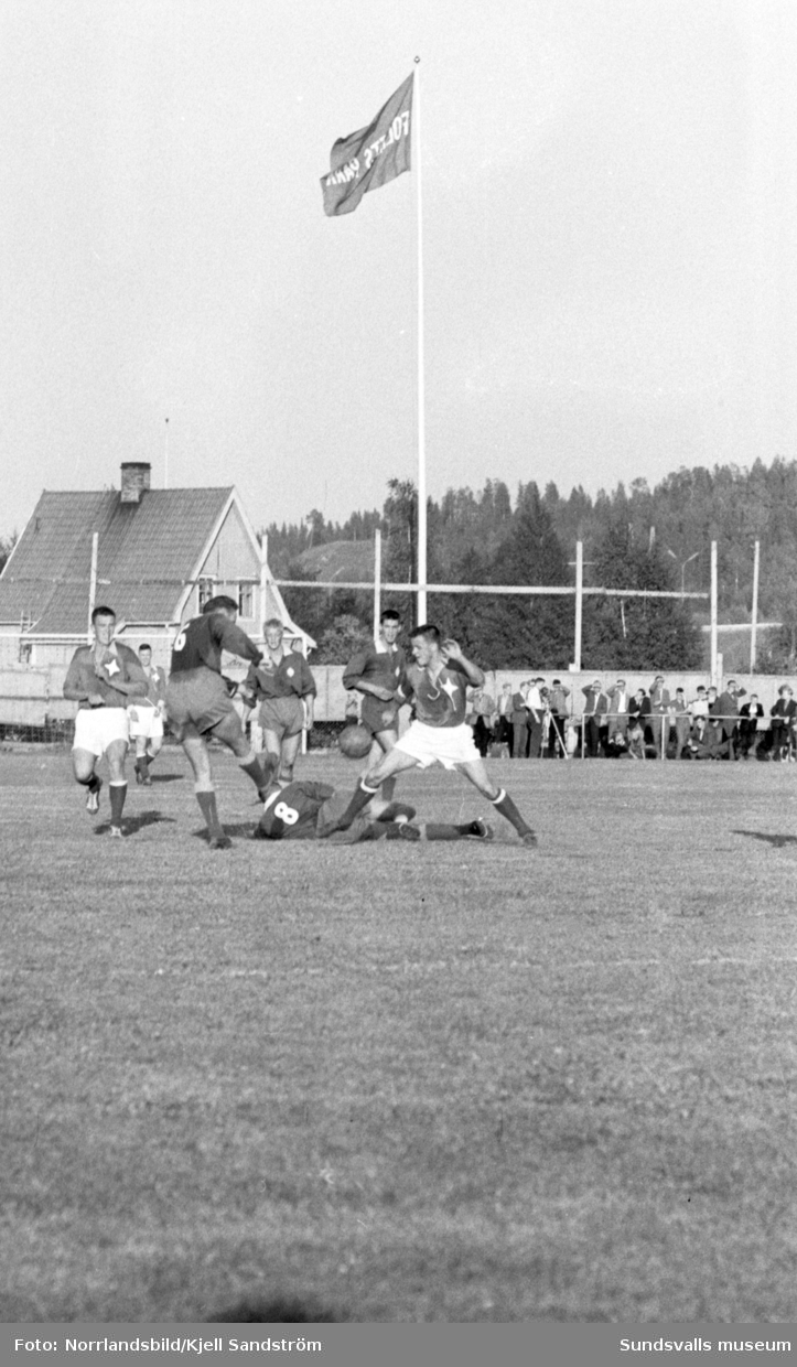 Fotboll, Fagervik-Östersund 1-1. Matchen filmas för tv.