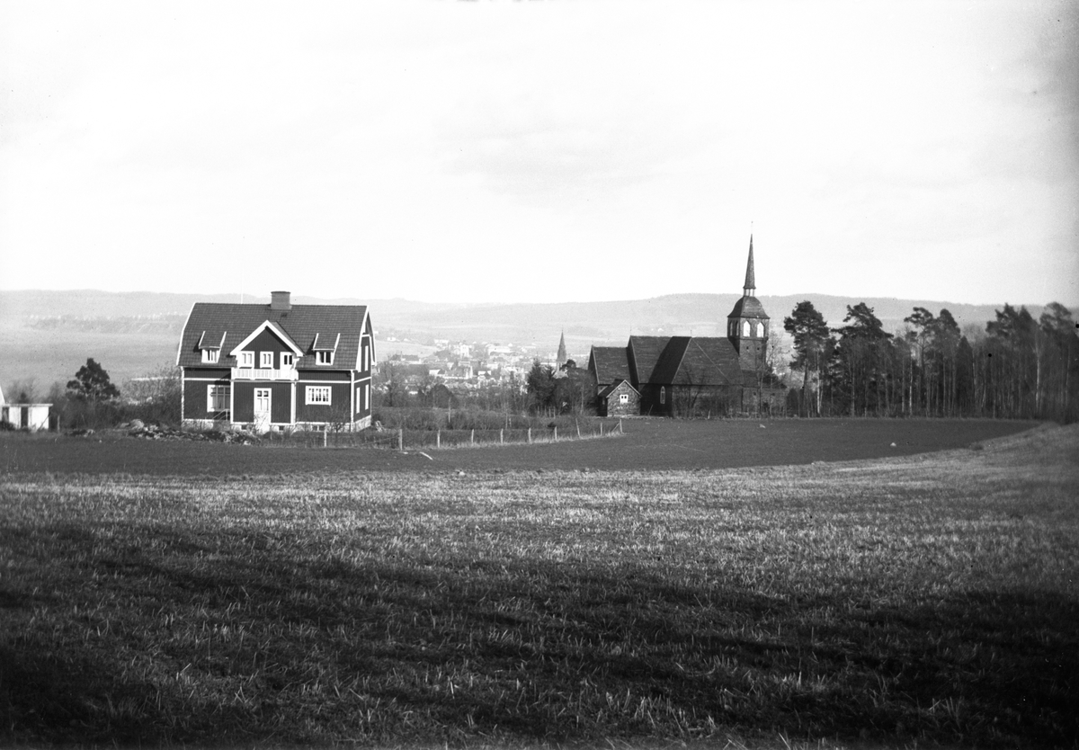 Området kring Bäckaby kyrka med utsikt över Jönköping och Vättern.