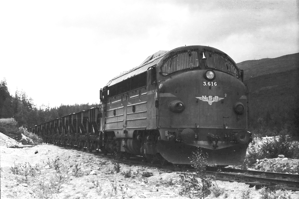 Grustog i Os grustak med NSB dieselelektrisk lokomotiv Di 3 616. Os i Østerdalen. Gruslinja grenet ut i sørenden av Os stasjon, gikk forbi Os Meieri sin rampe, krysset rv 30 og videre opp til grustaket.