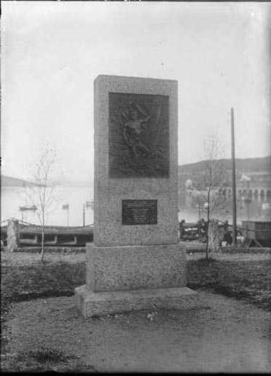 Monument over de omkomne under 1.verdenskrig ved Sjømannshjemmet. Senere  flyttet til Havneparken.
