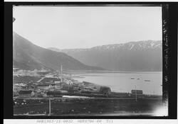 Gamle Narvik tatt fra Hotel Valhalla. LKAB området og havna 