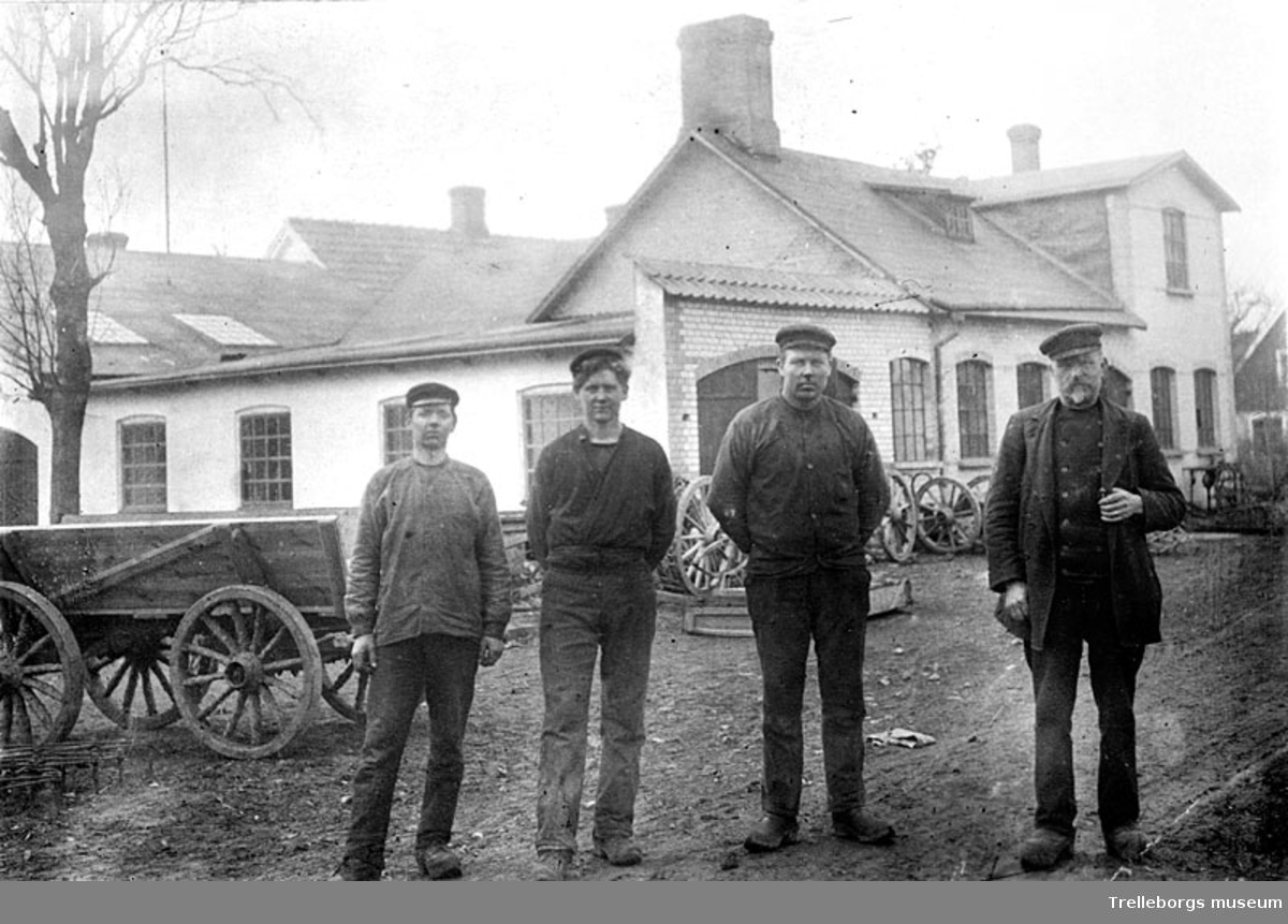 Smidesarbete. Hököpinge bysmedja 1919, Oxie härad. Smedmästare Molin och hans medarbetare framför smedjan.