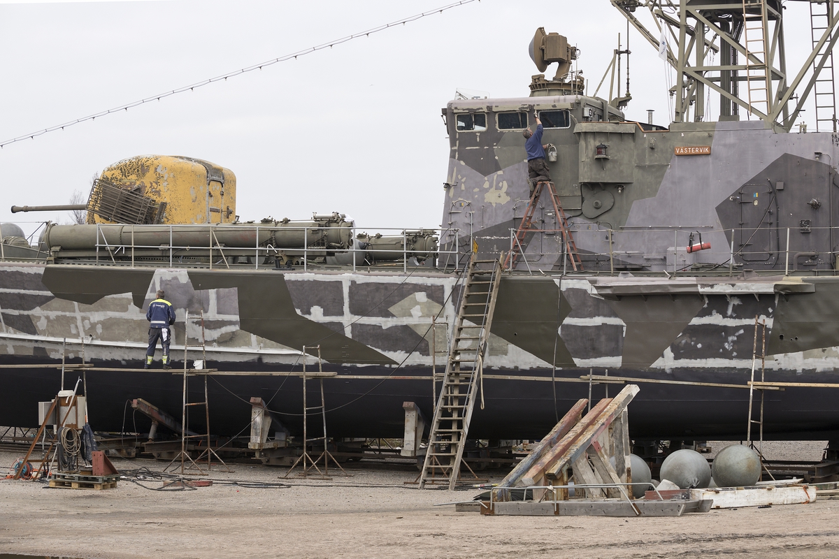 Musei robotbåten VÄSTERVIK tillhörande Marinmuseum ligger uppe på land för renovering/ommålning. Hasslö båtvarv ombesörjer detta.