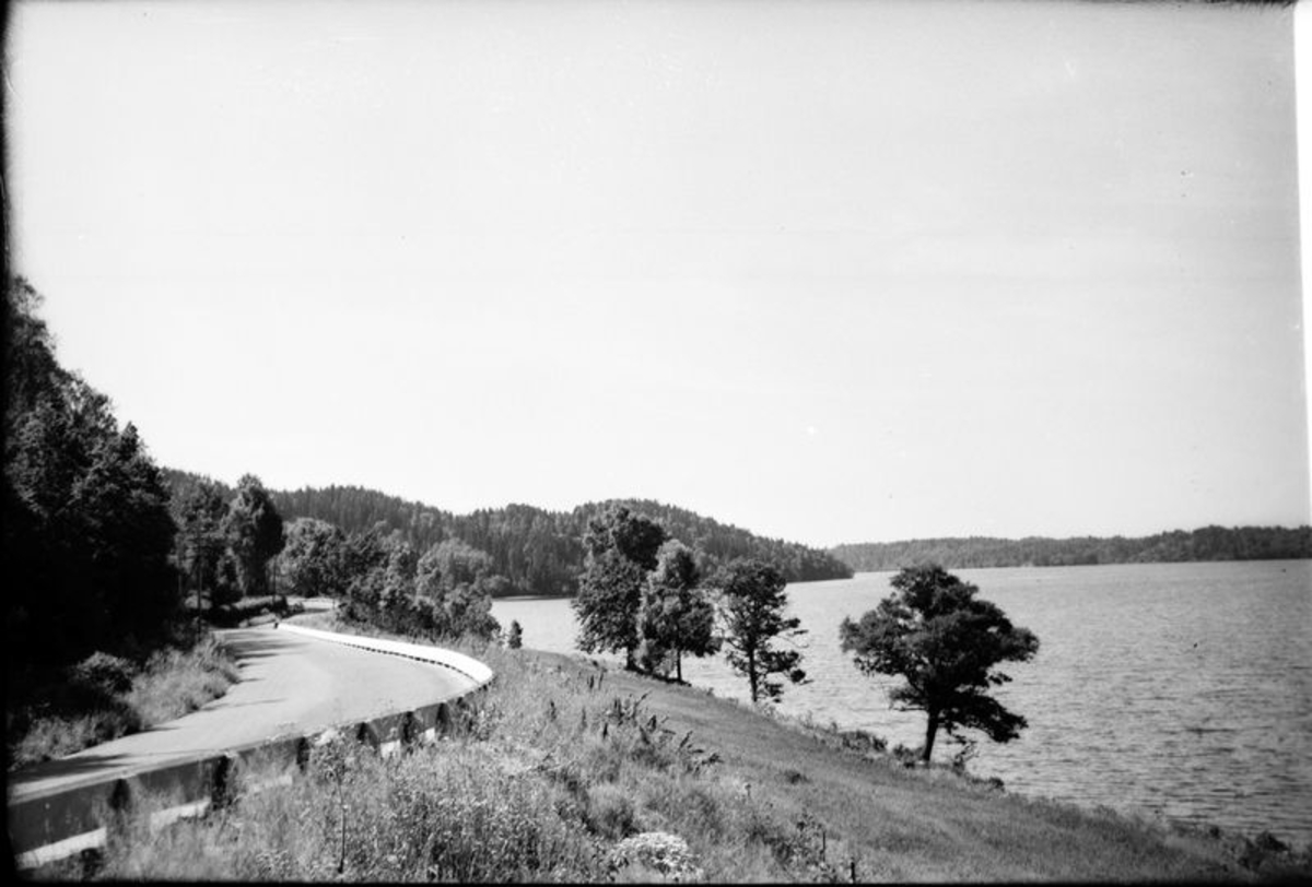 Vägparti från sjön Sävelången  Skallsjö