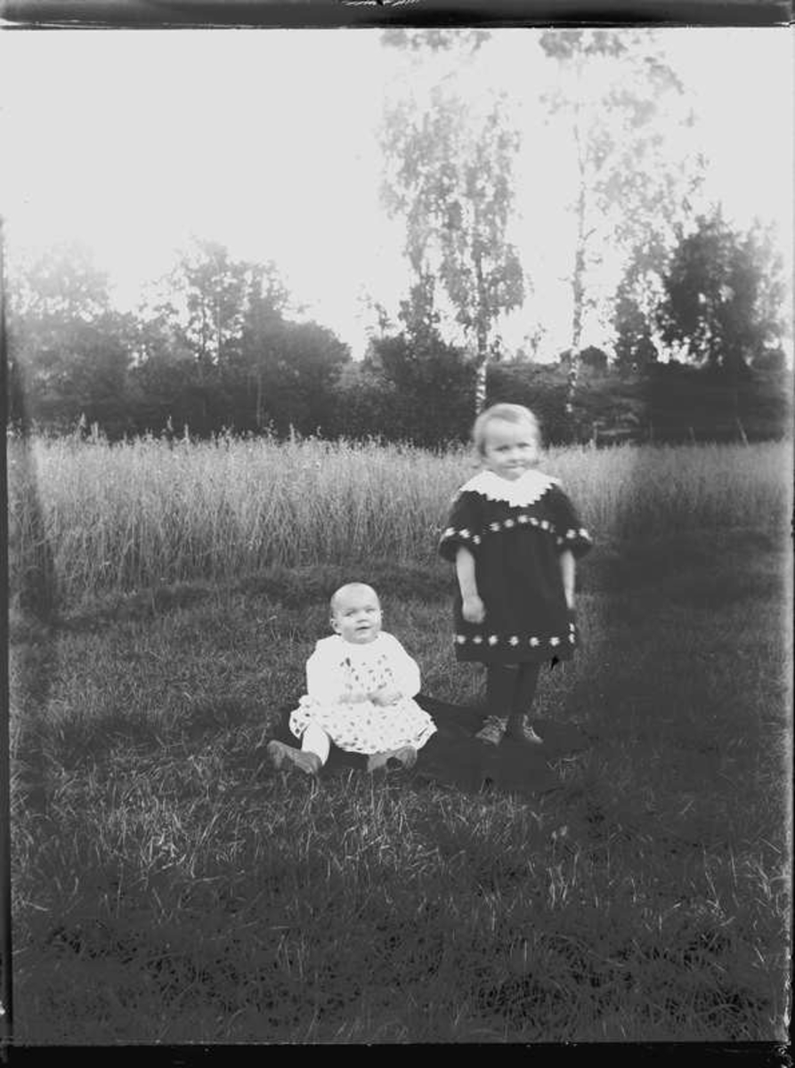 Familjen Jakobsson kom 1922 till Stenbackens skola. På bilden döttrarna Herta, Hjärtum 1921-10-28, Dagmar, Myresjö 1919-10-22.