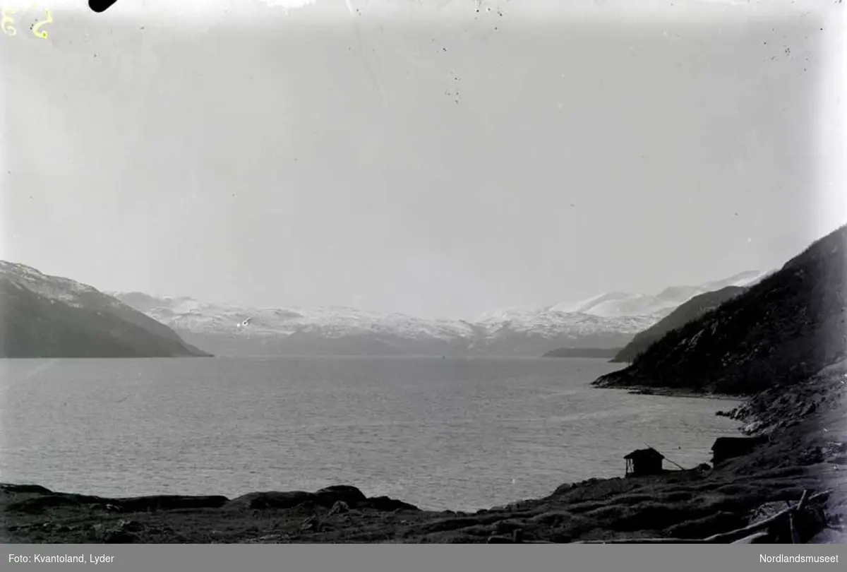 Landskap. Leirfjorden fotografert mot vest fra Leirfjordgård.
Kvantolands protokoll: Ut Leirfjorden fra Kvantoland
