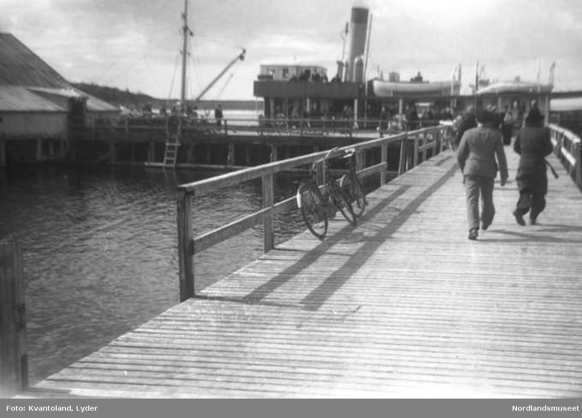 Kvantolands protokoll: "Steigen" ved kai i Kjerringøy. 
Ekstern kommentar: "STEIGEN tilhørte pr.1945 AS Saltens Dampskibsselskab, Bodø og ble benyttet i lokalrutefart i Salten og Ofoten." 