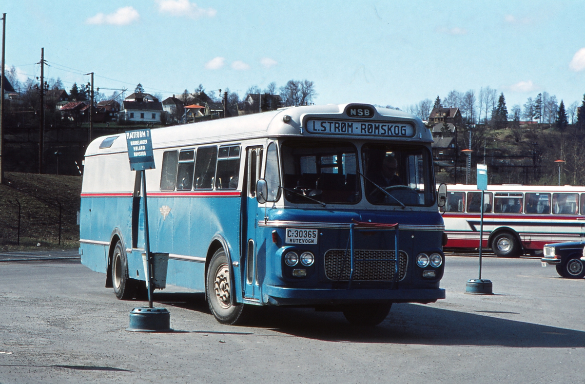Buss C-30365 tilhørende Hølandsrutene, NSB biltrafikk. VBK karosseri. Lillestrøm busstasjon. Rute Lillestrøm - Bjørkelangen - Rømskog.
