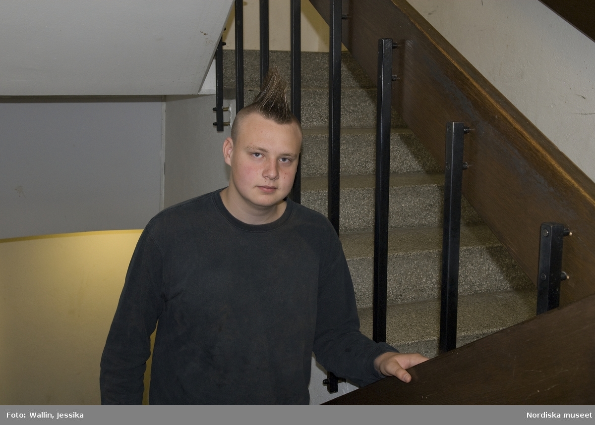 Dokumentation av ungdomsmode i Täby enskilda gymnasium hösten 2009. Anton Mårtensson i tuppkam-frisyr och grå tröja.