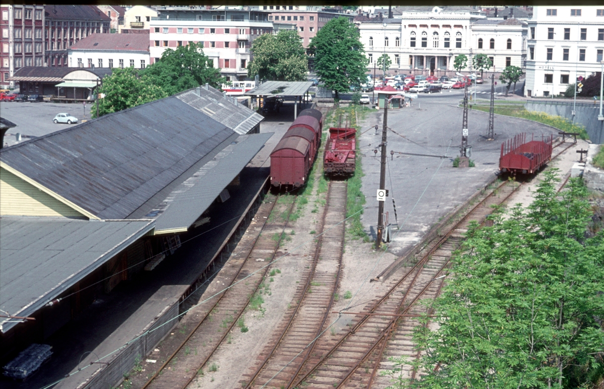 Oversiktsbilde Skien G. (Skien Gamle stasjon). Til høyre ser vi en ...